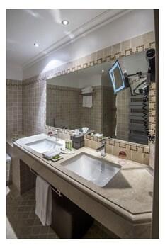La Perouse Hotel