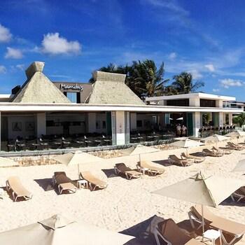 Shangri-la Caribe Beach Village Resort