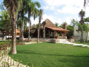 Shangri-la Caribe Beach Village Resort