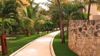 Shangri-la Caribe Beach Village Resort