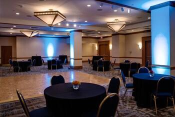 DoubleTree by Hilton Hotel Tulsa - Warren Place