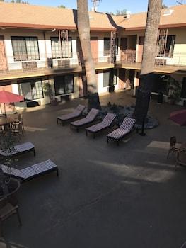 Studio City Court Yard Hotel