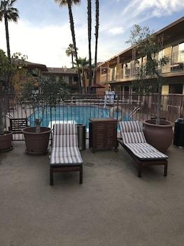 Studio City Court Yard Hotel