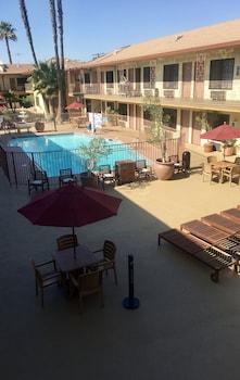 Studio City Court Yard Hotel
