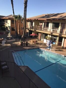 Studio City Court Yard Hotel