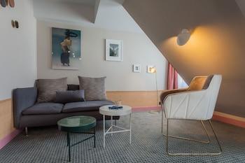 Handsome Hotel