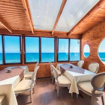 Mackenzie Beach Hotel & Apartments