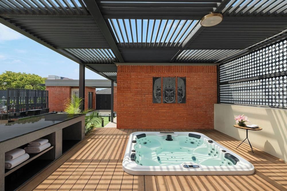 swimming pool spa