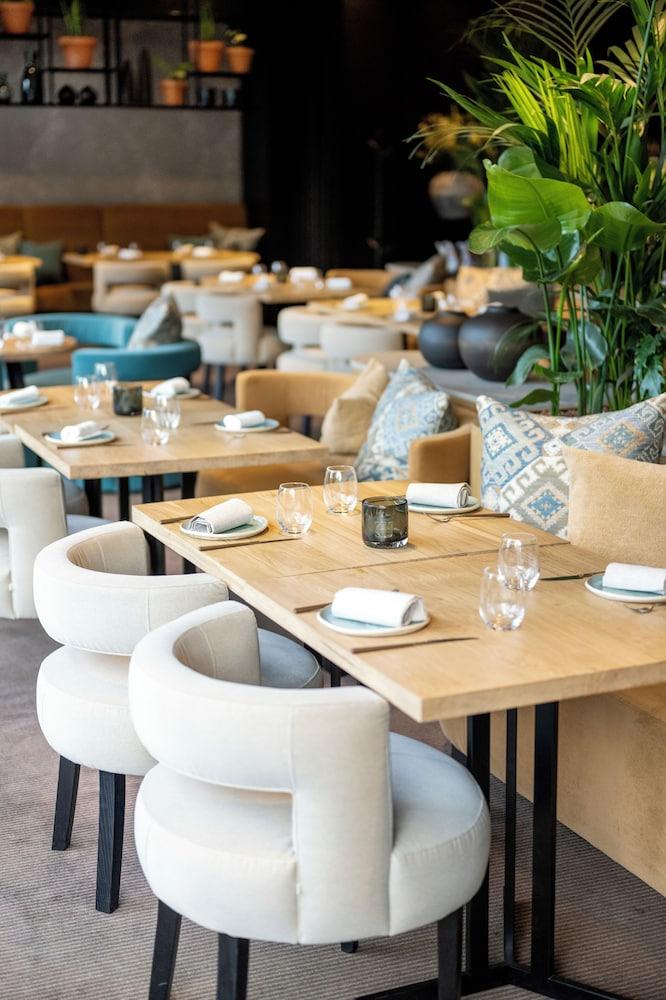 restaurant cafeteria