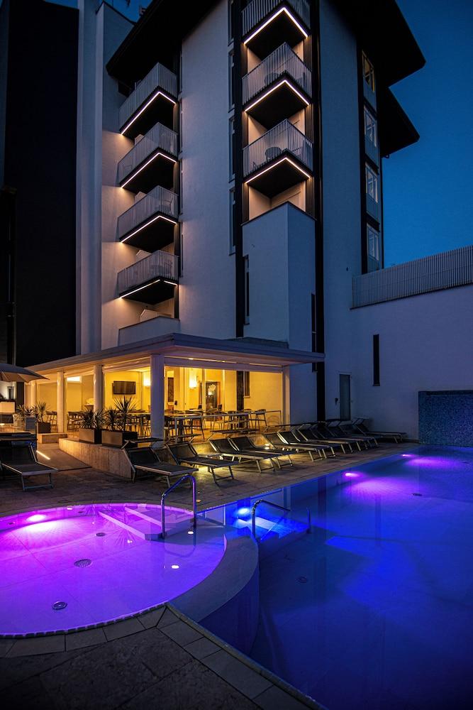 swimming pool spa