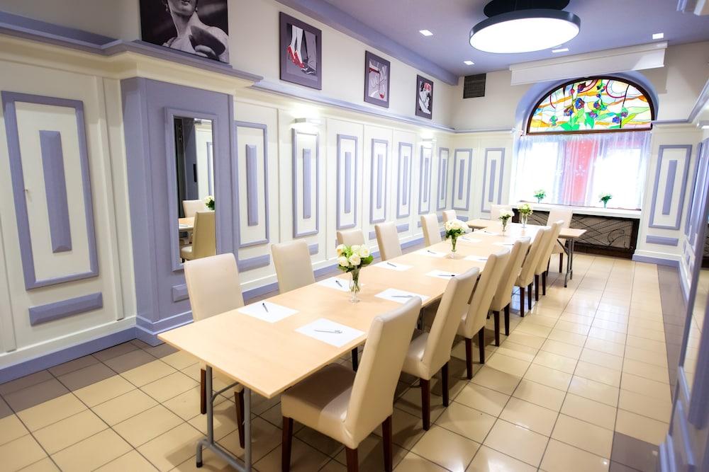 restaurant cafeteria
