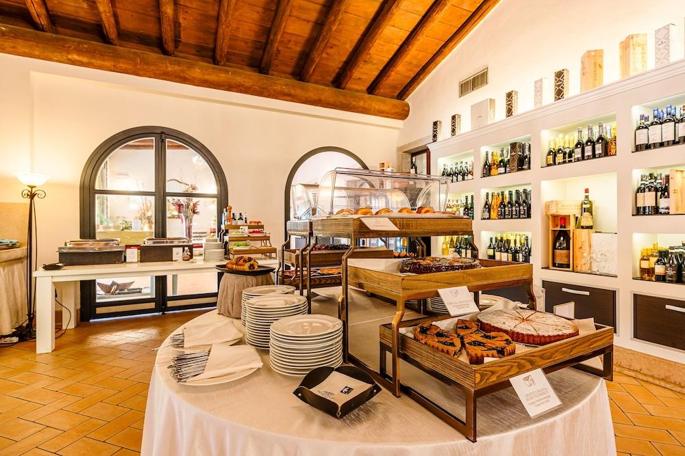 restaurant cafeteria