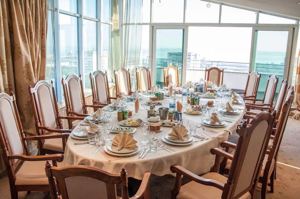 restaurant cafeteria