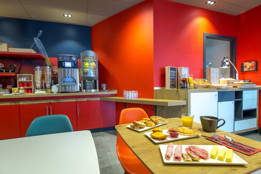 restaurant cafeteria