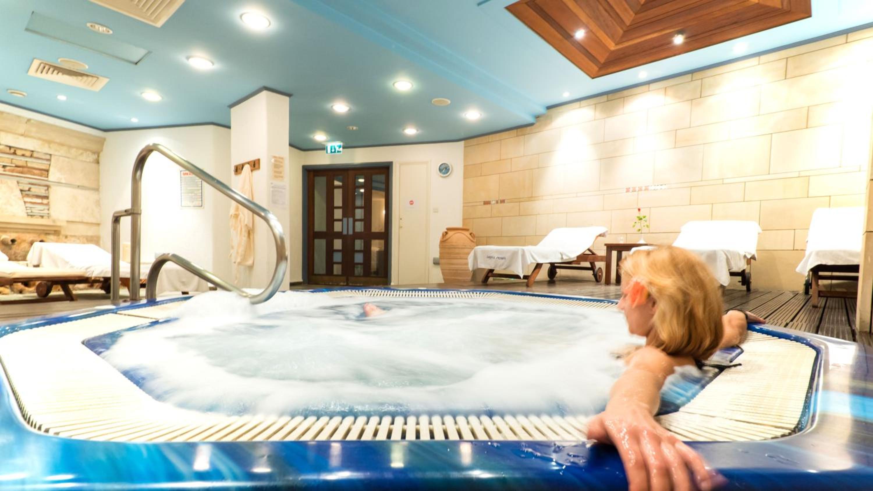 swimming pool spa