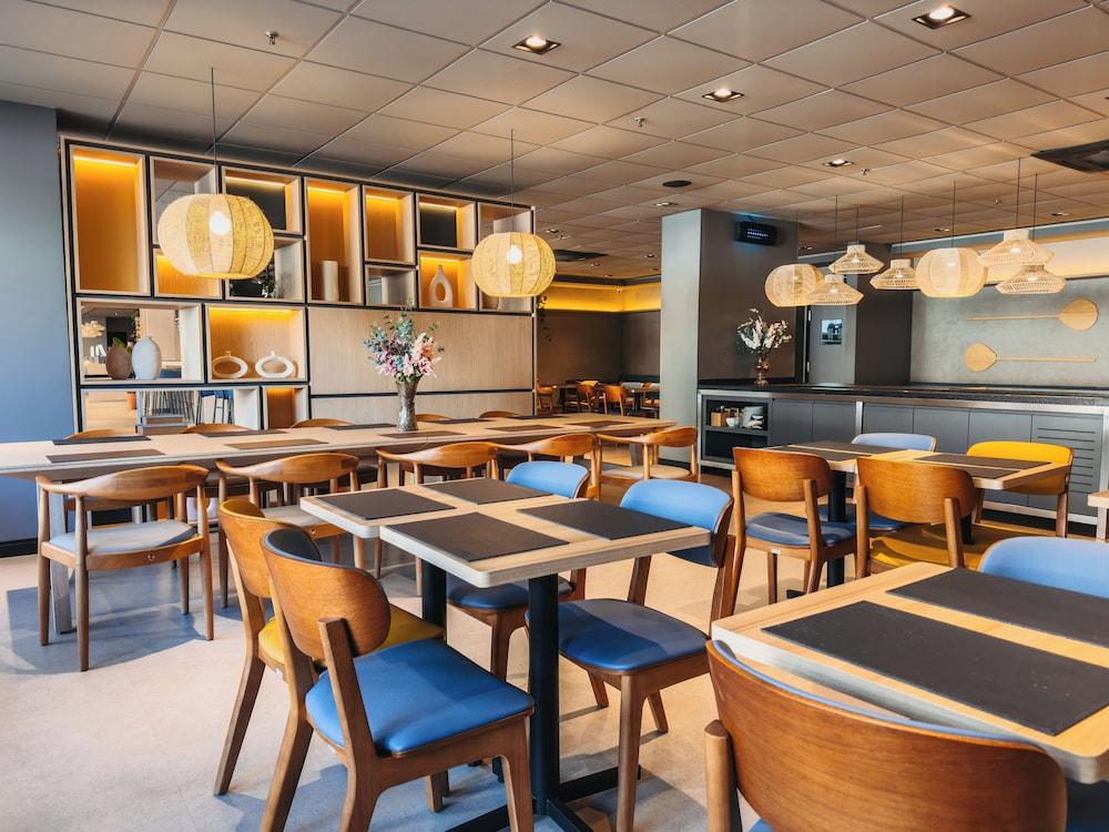 restaurant cafeteria