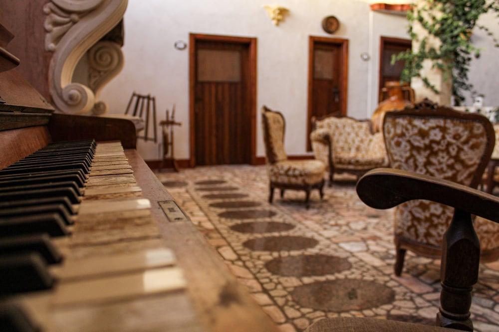 lounge
