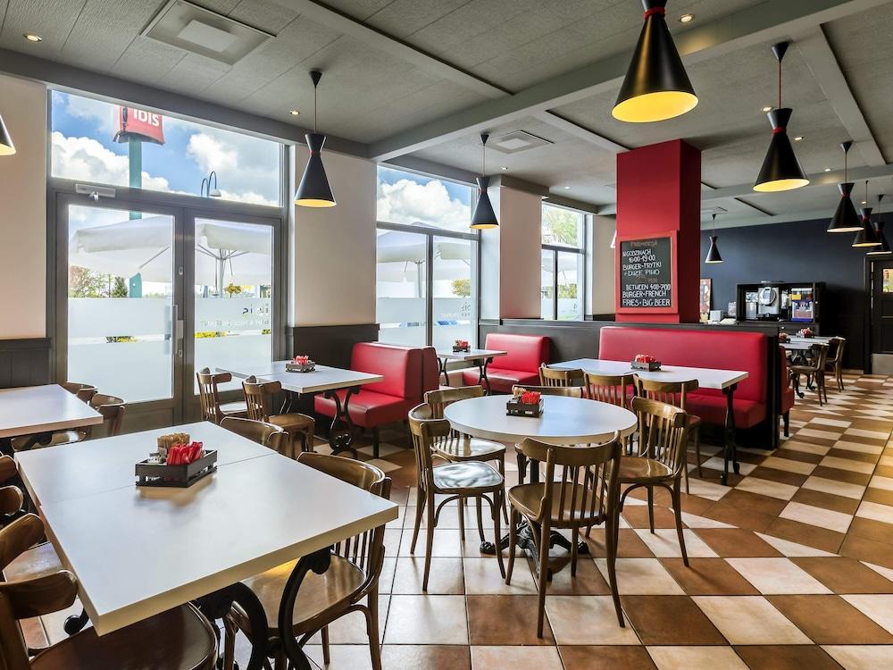 restaurant cafeteria
