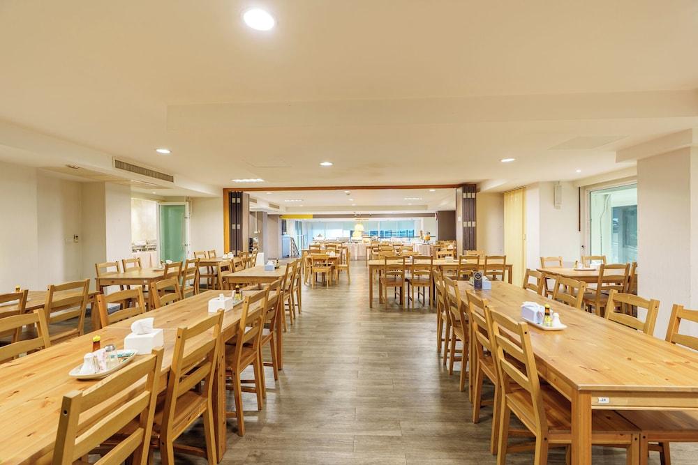 restaurant cafeteria
