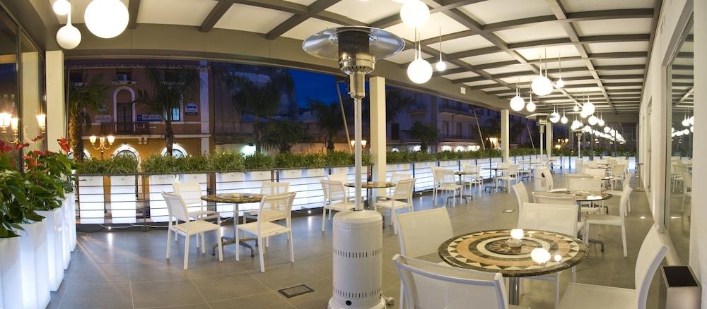 restaurant cafeteria