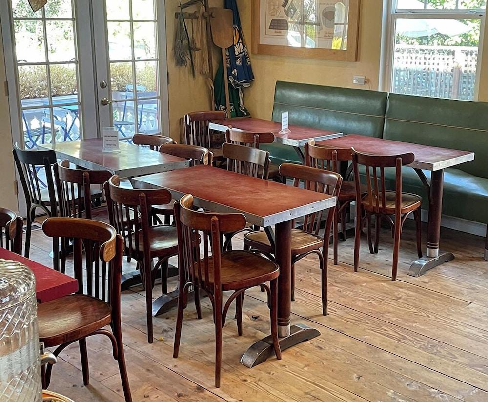 restaurant cafeteria
