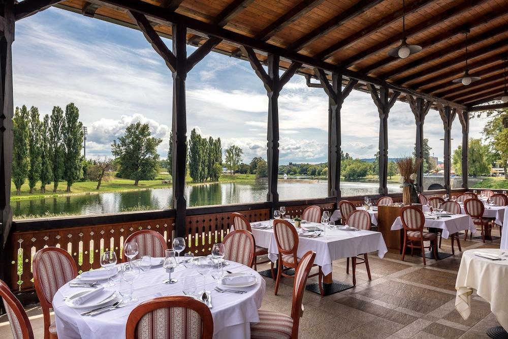 restaurant cafeteria