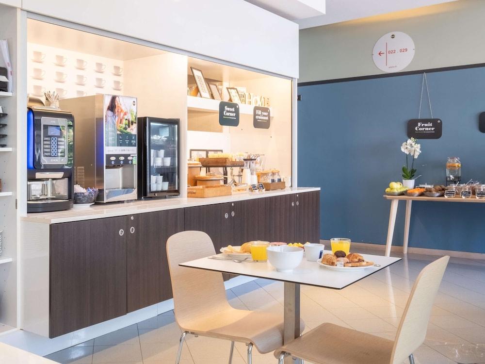 restaurant cafeteria