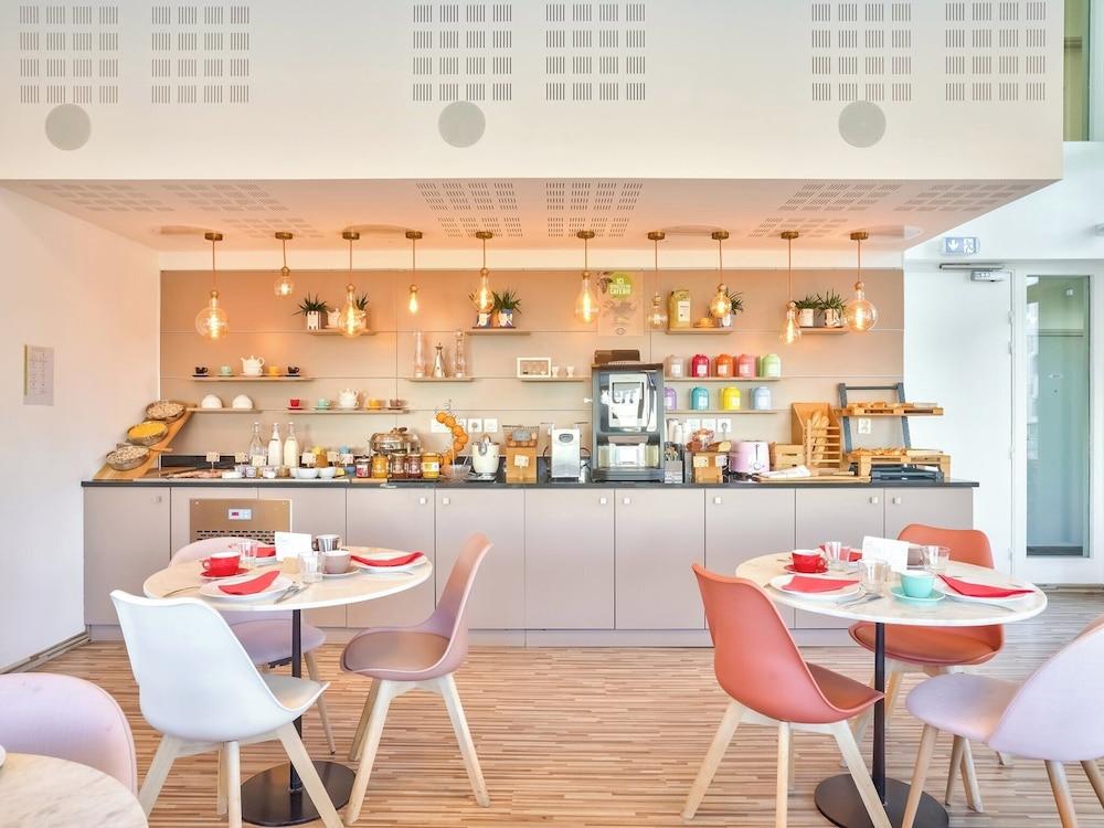 restaurant cafeteria