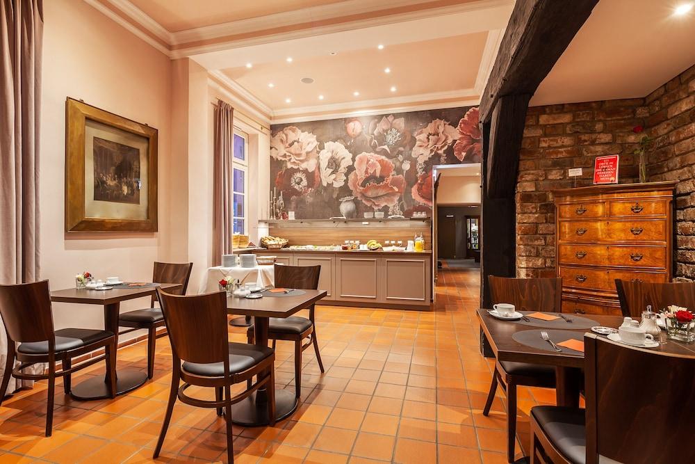 restaurant cafeteria