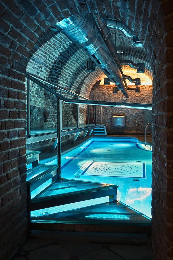 swimming pool spa