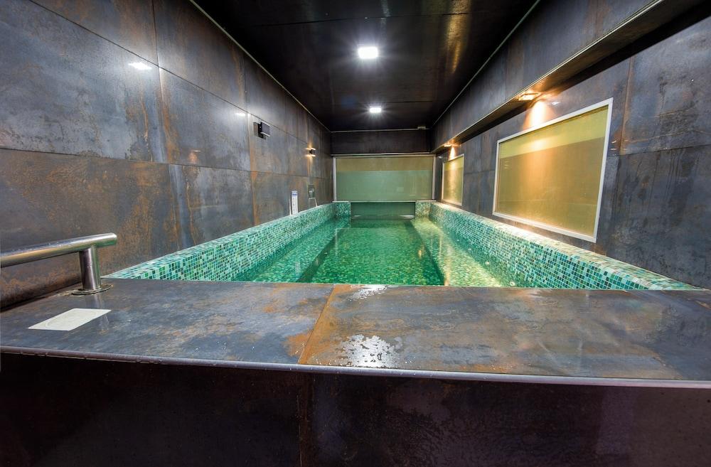 swimming pool spa