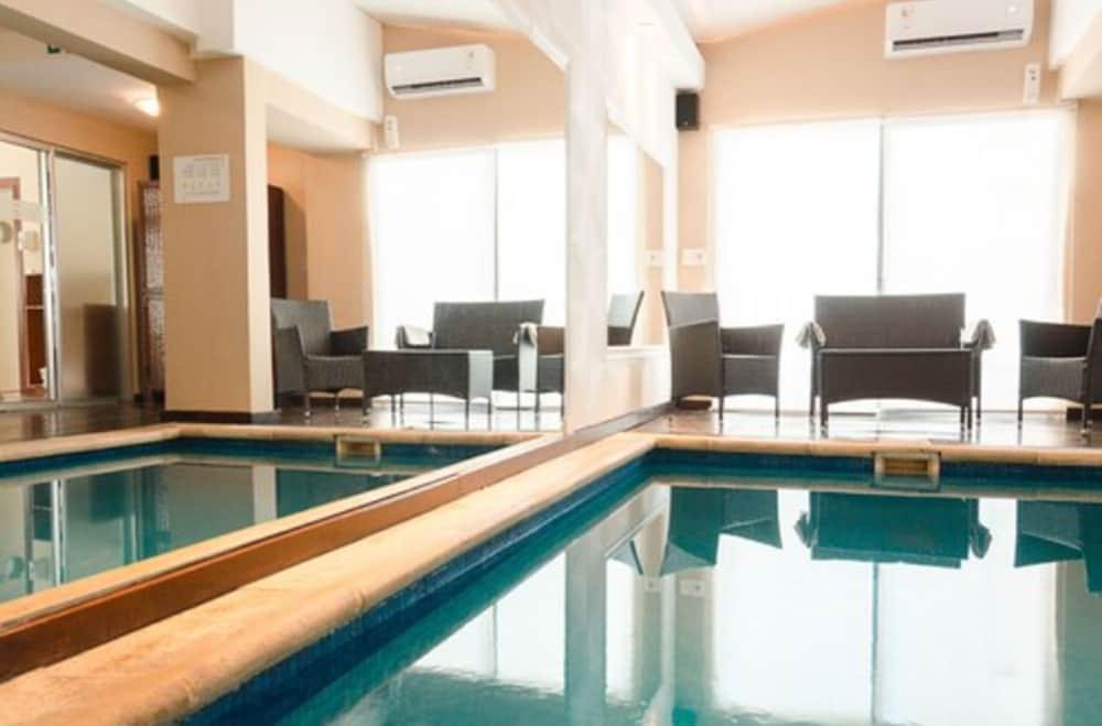 swimming pool spa