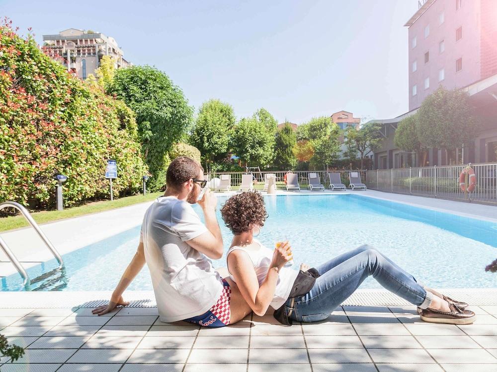 swimming pool spa