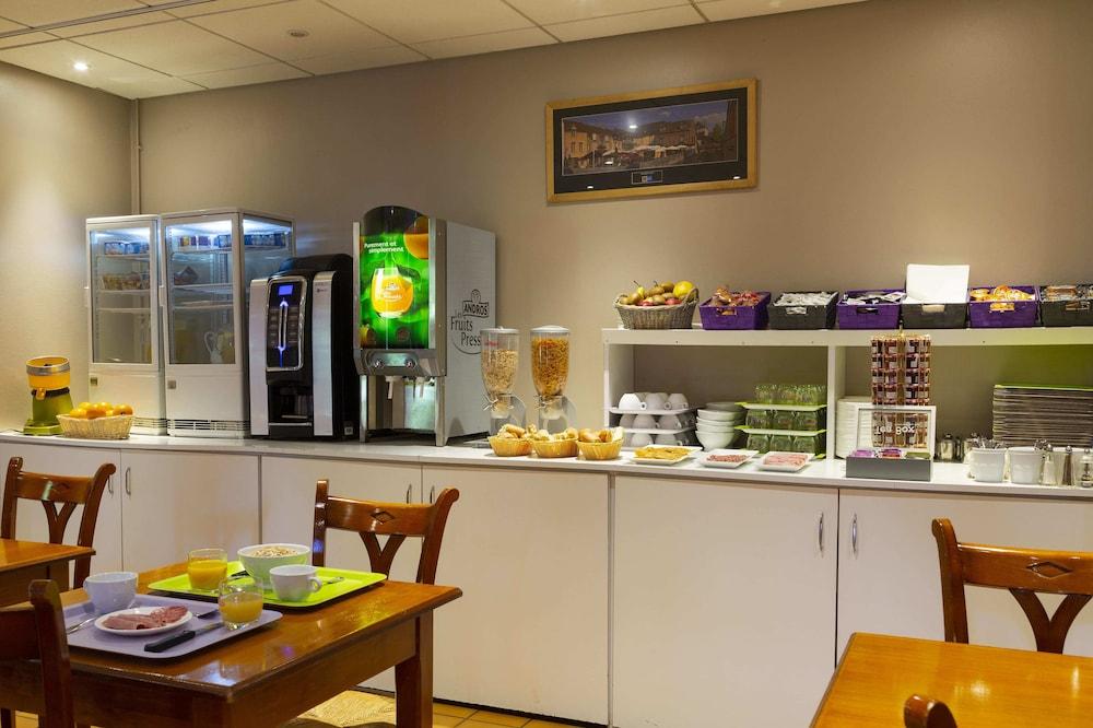restaurant cafeteria