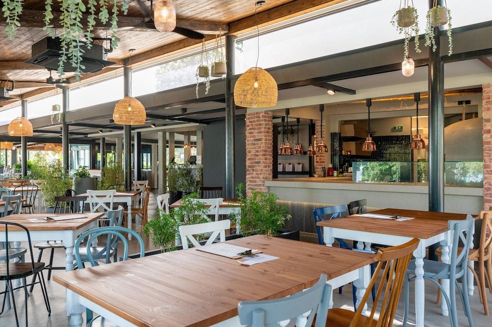 restaurant cafeteria