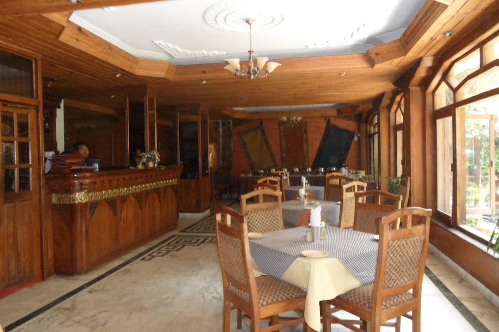 restaurant cafeteria