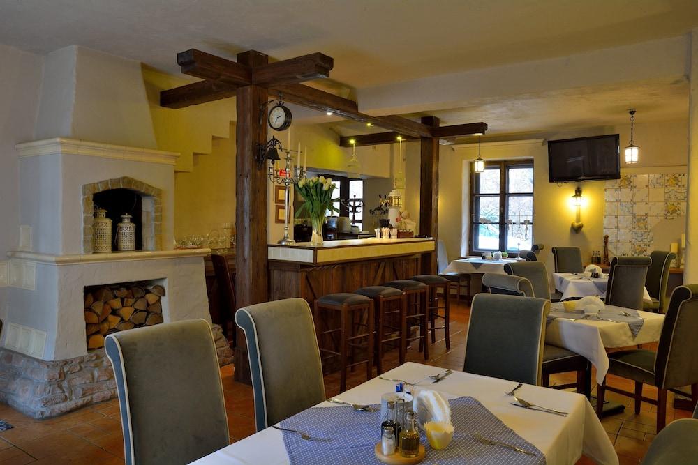 restaurant cafeteria