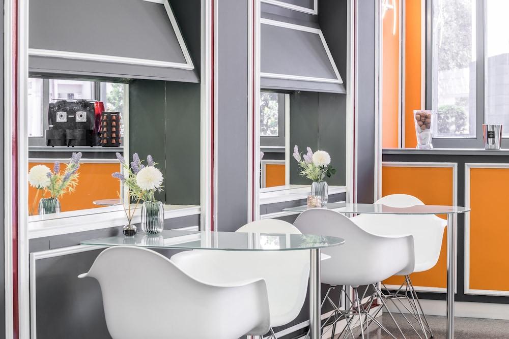 restaurant cafeteria