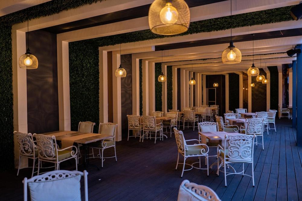 restaurant cafeteria