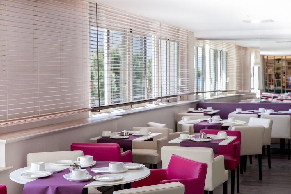 restaurant cafeteria