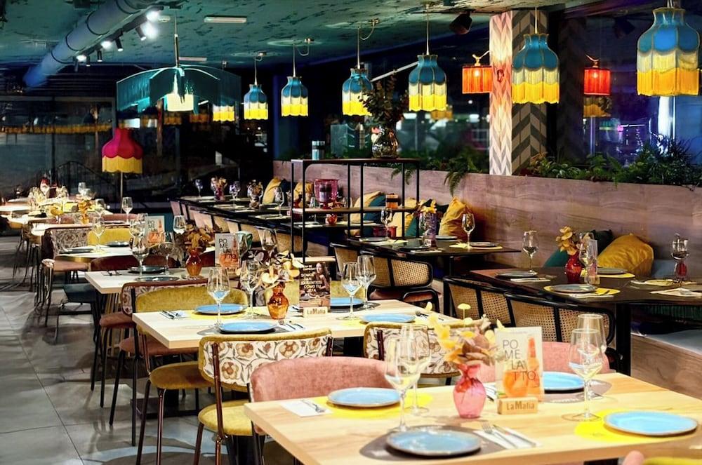 restaurant cafeteria