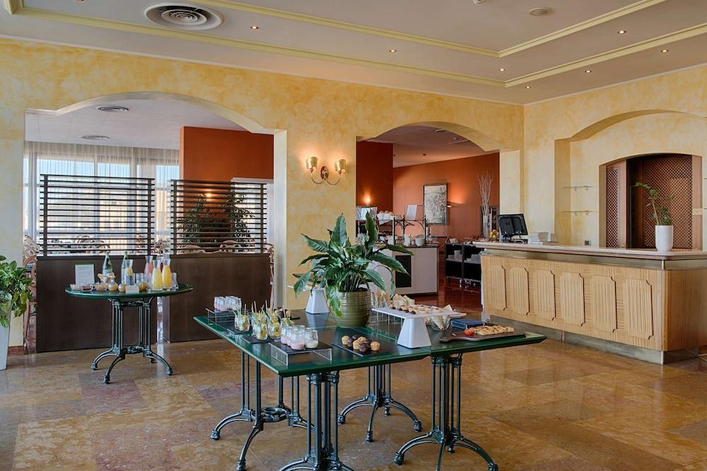 restaurant cafeteria