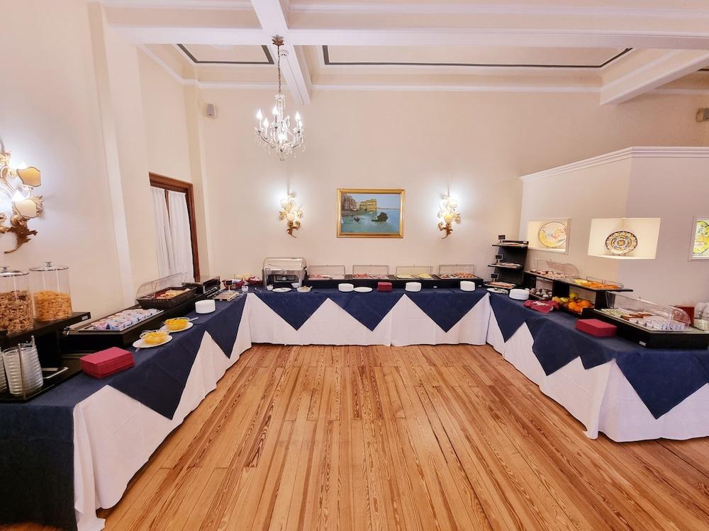 restaurant cafeteria