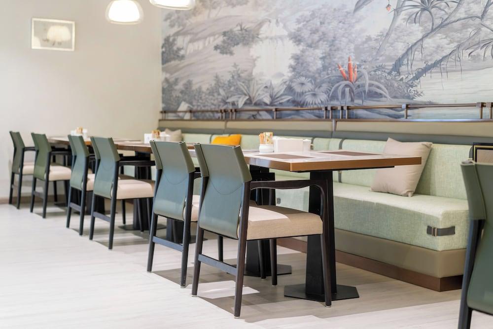 restaurant cafeteria
