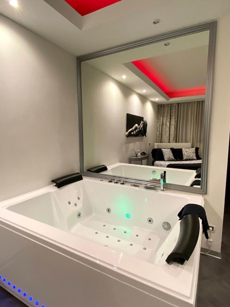 swimming pool spa