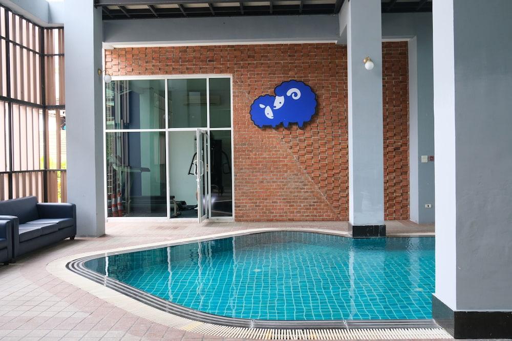 swimming pool spa