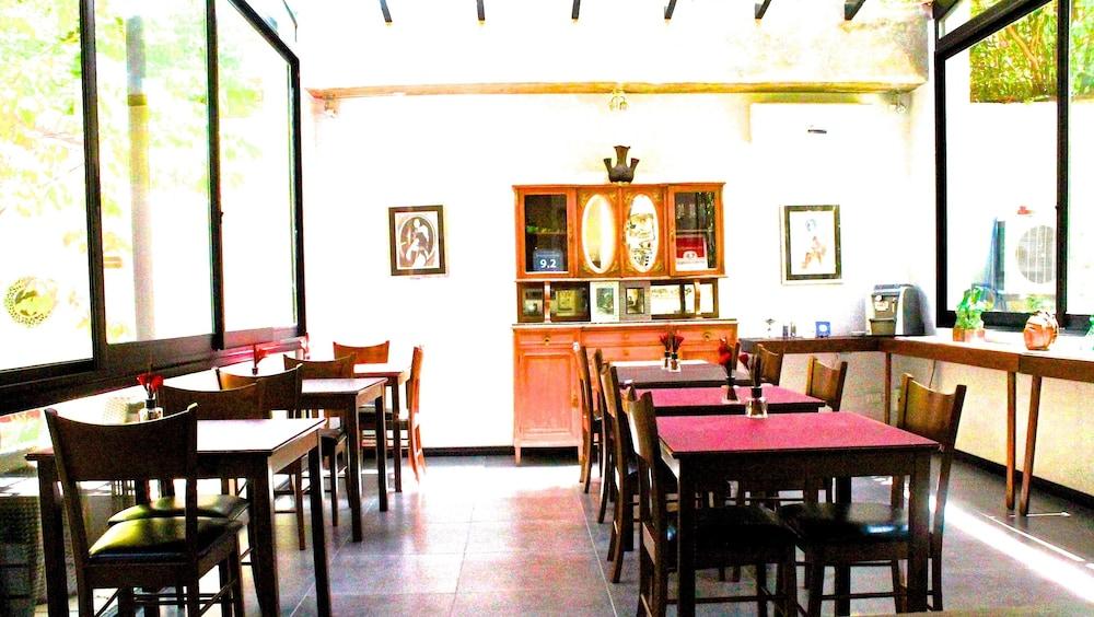 restaurant cafeteria
