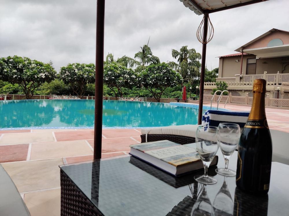 swimming pool spa