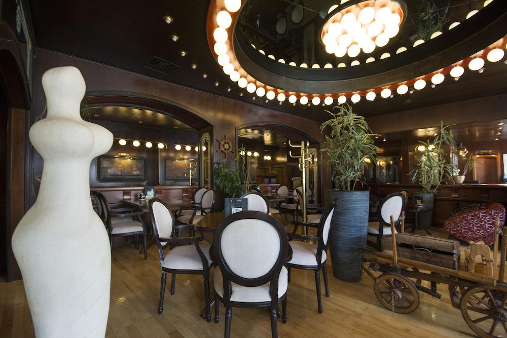 restaurant cafeteria