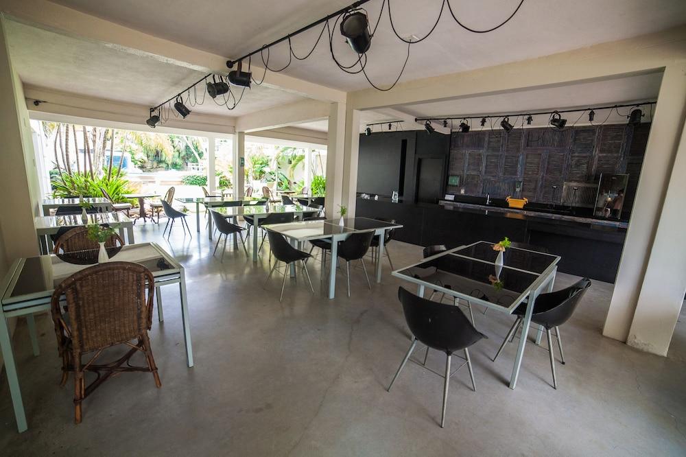 restaurant-cafeteria
